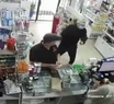 Video: entró a robar a una farmacia pero un cliente lo sacó a trompadas y lo mandó al hospital