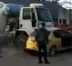 Insólito video: un camión mezclador sin frenos arrastró un auto varias cuadras