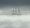 La Fragata Libertad en medio de una capa de niebla, arriba a Mar del Plata.