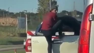 El sujeto intentó llevarse la rueda de la caja de la camioneta. 