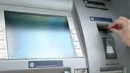 El policía del banco le robó la tarjeta a un jubilado que le pidió ayuda y sacó dinero y un préstamo 