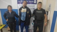 La policía advirtió la situación porque el joven andaba a los gritos y armado por los pasillos del asentamiento.