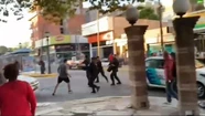 Video: motociclista discutió con un colectivero en una parada, tuvo un infarto y murió