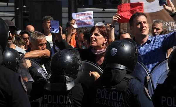 Tensión En El Congreso La Policía De La Ciudad Reprimió A Los Manifestantes 0223 5457