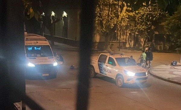 Una pareja que iba en moto chocó contra una camioneta de la policía | 0223