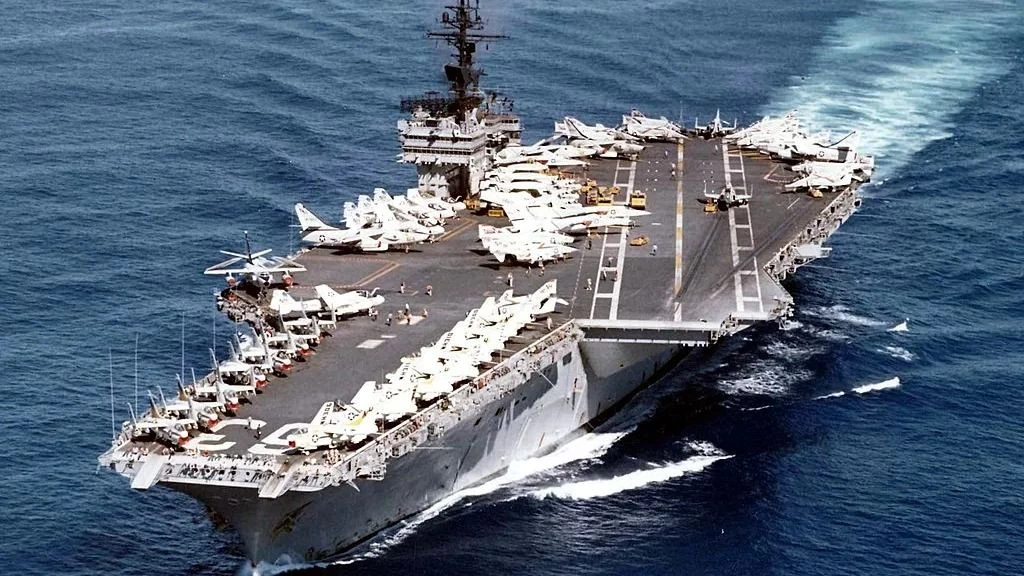 Los mitos que dejó la inolvidable visita del Kitty Hawk: ¿un símbolo de frivolidad o un evento histórico?