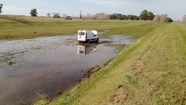 Terrible: estaba por ingresar a Mar del Plata, despistó en la ruta y terminó en el agua Terrible: estaba por ingresar a Mar del Plata, despistó en la ruta y terminó en el agua