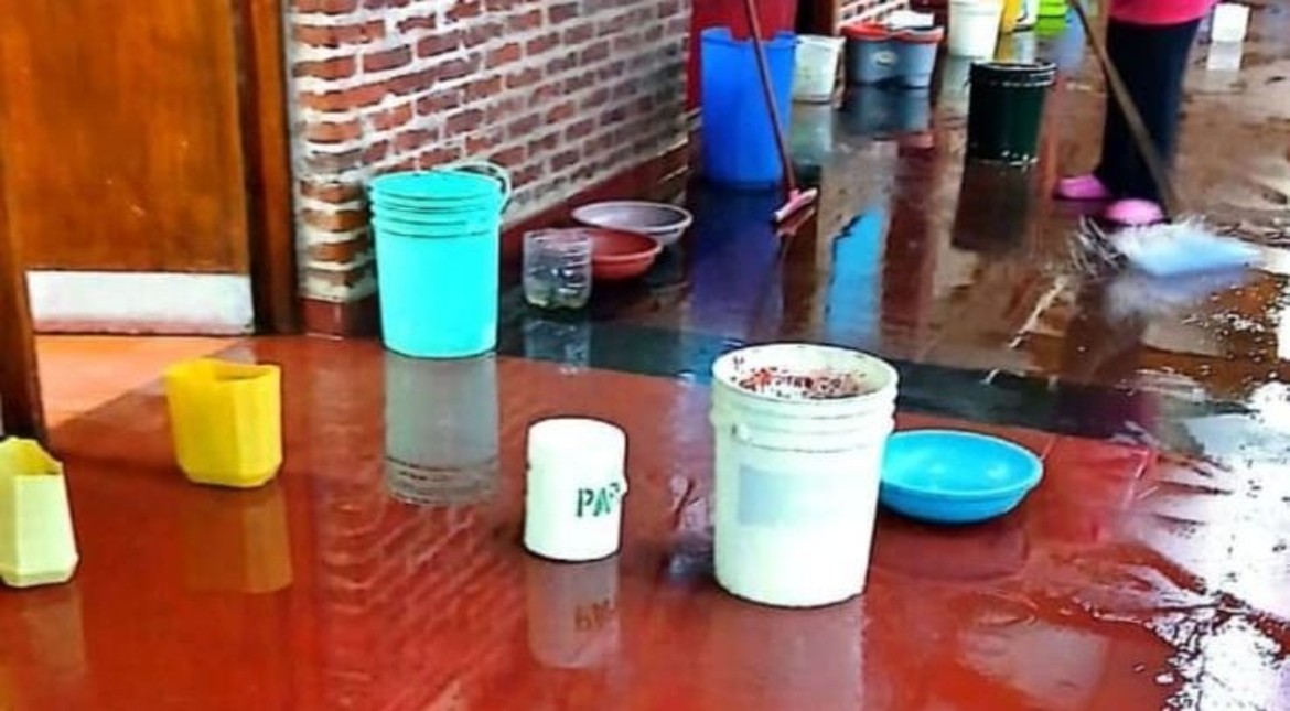 Por el ingreso de agua al edificio, suspendieron las clases en una escuela
