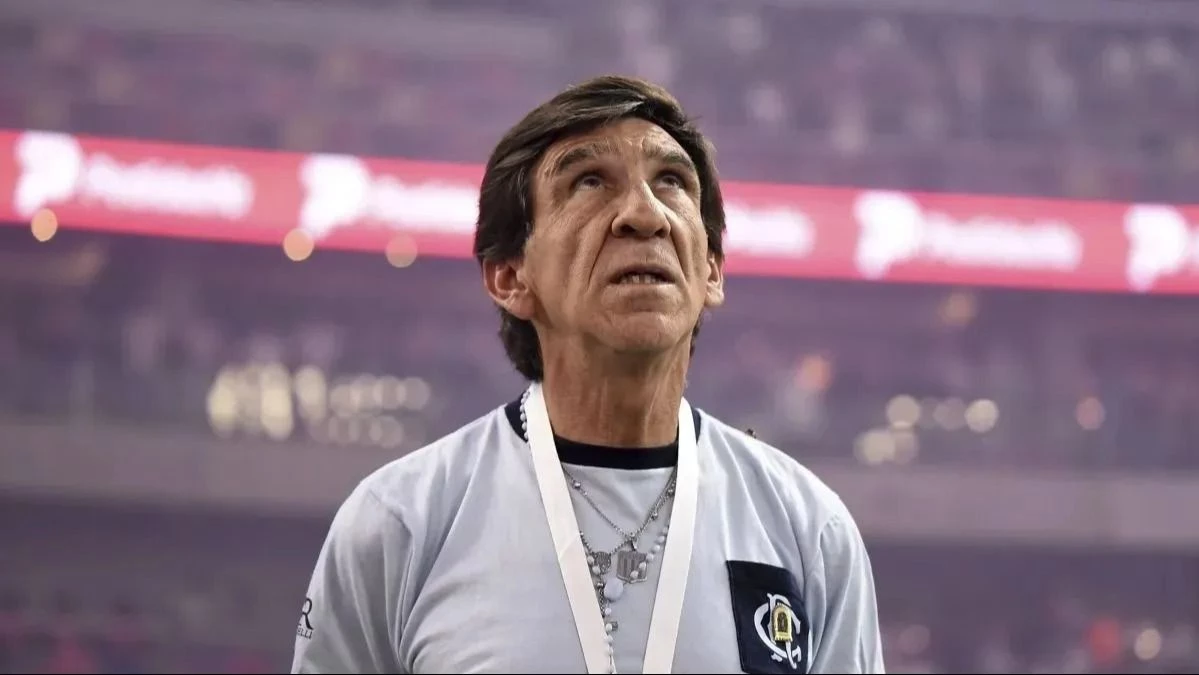 Es la figura de su equipo, fue a la Selección, se desgarró y se pierde el clásico