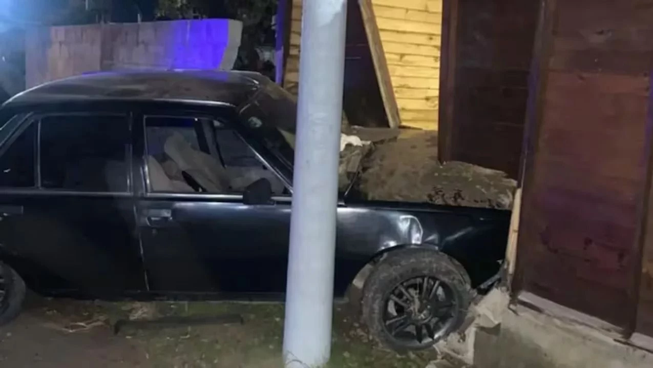 Manejaba borracho, se incrustó en una casa y atropelló a una adolescente que dormía en su habitación