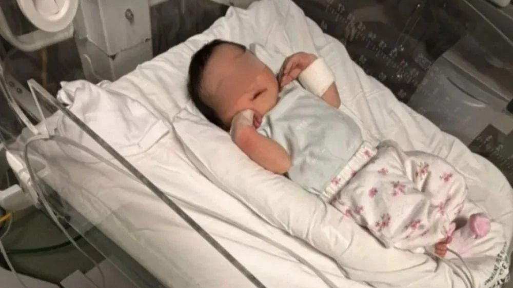 Una adolescente dio a luz sola con ayuda de Chat GPT y su novio entregó a la beba a un extraño