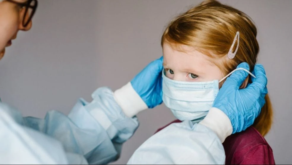 La tuberculosis se contagia por vía aérea cuando una persona con la enfermedad pulmonar activa tose, estornuda, habla o canta.