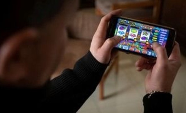 Efecto Mundial: 1 de cada 8 adolescentes ya está endeudado por las apuestas online