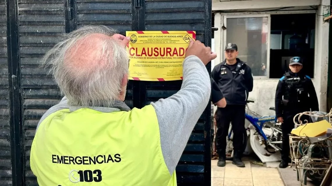Clausuran un taller textil clandestino que funcionaba en una casa usurpada hacía 15 años