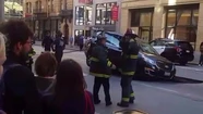 La maldición de Uber: un auto quedó enterrado en el asfalto