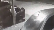 Así roban una batería y rompen la puerta de un auto en el barrio Aeroparque