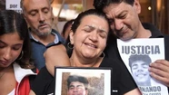 Los papás de Fernando Báez Sosa, con la foto de su hijo.