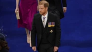 El Príncipe Harry se mostró solitario y relegado durante la coronación de su padre