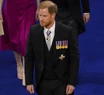 El Príncipe Harry se mostró solitario y relegado durante la coronación de su padre