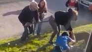 Filmó el salvaje ataque de un pitbull a un vecino: lo soltó tras recibir varios palazos