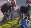 Filmó el salvaje ataque de un pitbull a un vecino: lo soltó tras recibir varios palazos
