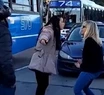 Video: se bajó del auto porque no la dejaban pasar y se peleó con los piqueteros