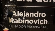 La agresión se enfocó en un vidrio ploteado con la imagen de Rabinovich.