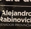 La agresión se enfocó en un vidrio ploteado con la imagen de Rabinovich.