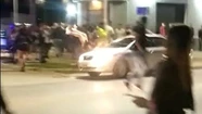 Impactante video: la atropellaron en la puerta del boliche, voló por el aire y se salvó