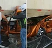 Impactante video: su auto se incrustó debajo de un camión, se salvó y salió caminando