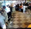 "La ladrona del piecito": le robó la mochila a una periodista en la mesa de un bar