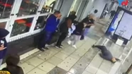 Video: pidió usar el baño de una pizzería, se lo negaron y lo noquearon de una trompada