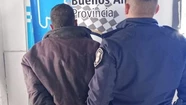 Orinaba en la calle, una vecina lo quiso escrachar y le tiró gas pimienta en los ojos