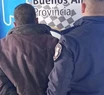 Orinaba en la calle, una vecina lo quiso escrachar y le tiró gas pimienta en los ojos