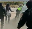 Video: turista atravesó un piquete, atropelló a dos docentes y casi lo linchan