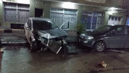Manejaba borracho y chocó dos autos estacionados