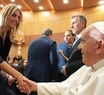 Marina Sánchez Herrero saluda al Papa Francisco.
