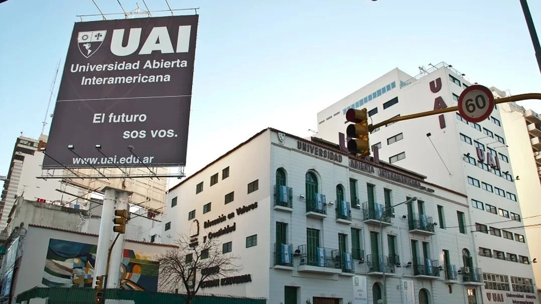 Una estudiante se arrojó de un piso 11 de una universidad: posee múltiples fracturas en las piernas 