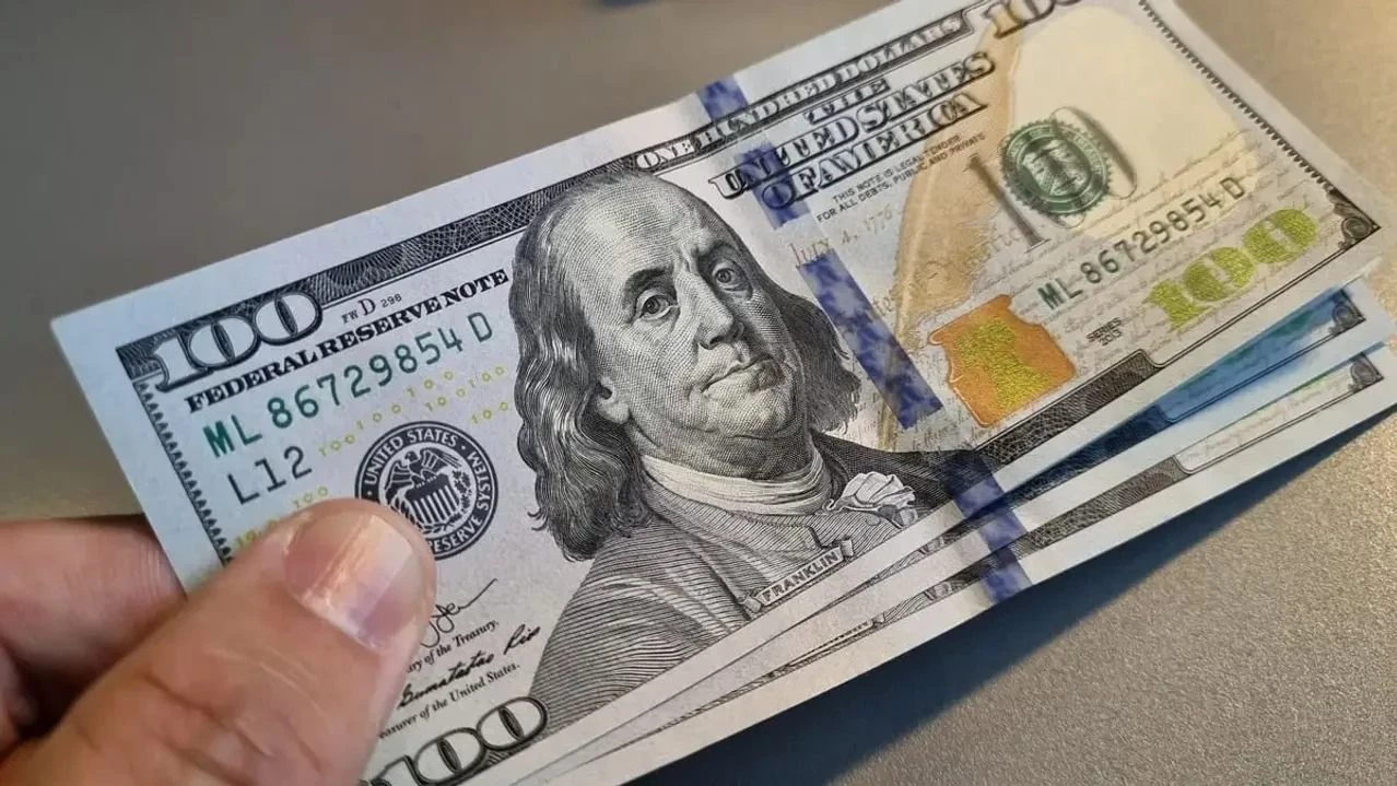 El dólar oficial cayó y tocó su nivel más bajo en la semana: a cuánto cerró este jueves