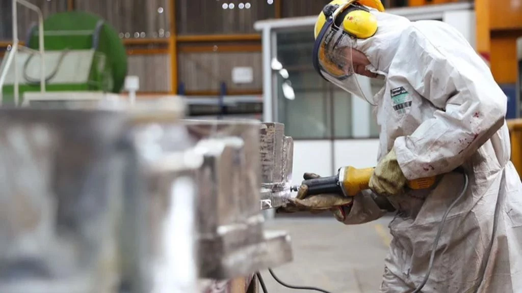 Crisis de la industria: la empresa que fabrica Voligoma y Poxipol suspendió a todos sus empleados