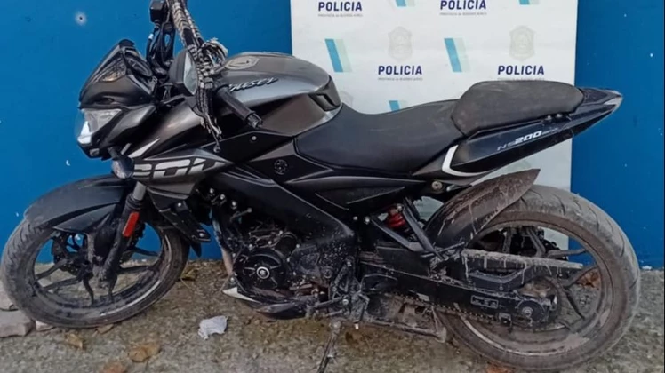 Fue en una moto robada al "telo", se quedó dormido y descubrieron que estaba armado Fue en una moto robada al "telo", se quedó dormido y descubrieron que estaba armado