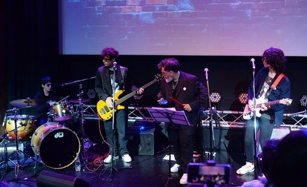 パブロバスコは、コメディとライブミュージック：新しい形式を提示します