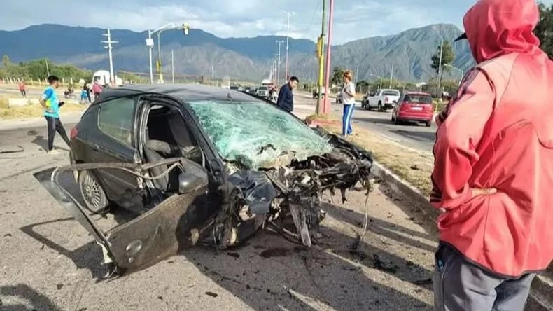 Era piloto de carreras, pasó en rojo y provocó un desastre: tres personas fallecieron en el acto