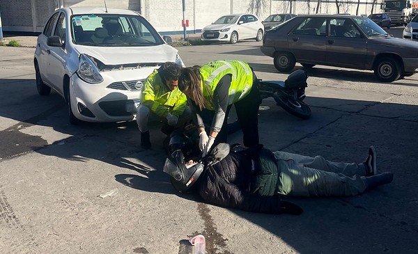 Iban en moto, chocaron contra un auto y terminaron sobre el asfalto | 0223