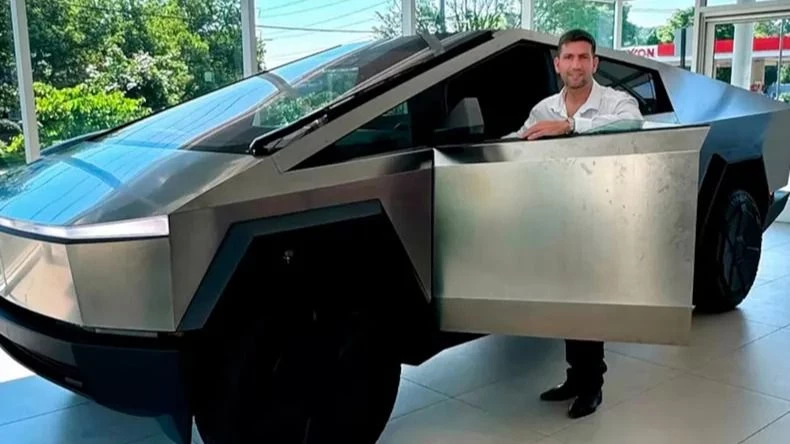 Cuánto sale y cómo importar a la Argentina el Tesla Cybertruck que el diputado libertario Quintar llevó al Congreso