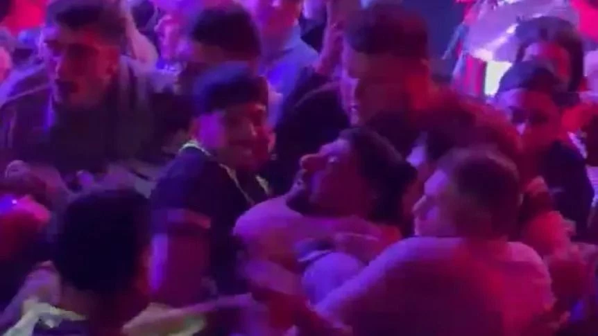 Ídolo de San Lorenzo protagonizó un escándalo en un boliche y lo sacaron los patovicas