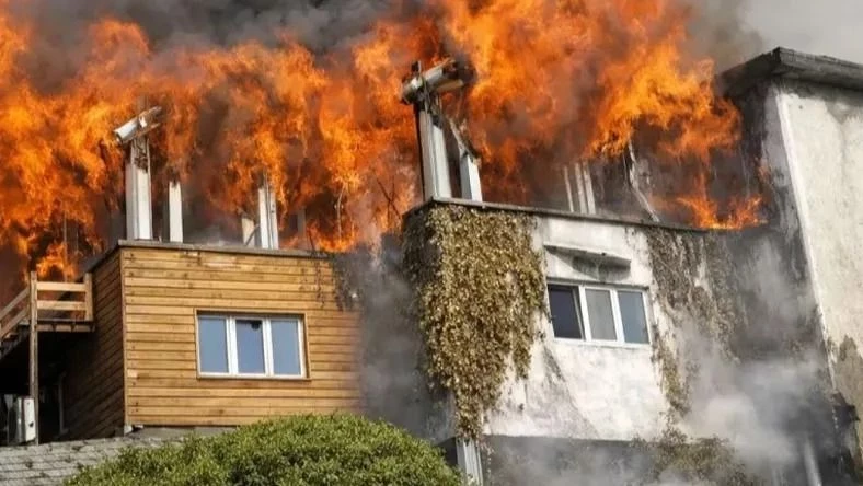 Incendio consume el histórico Hotel Huemul de Bariloche tras quema de residuos forestales
