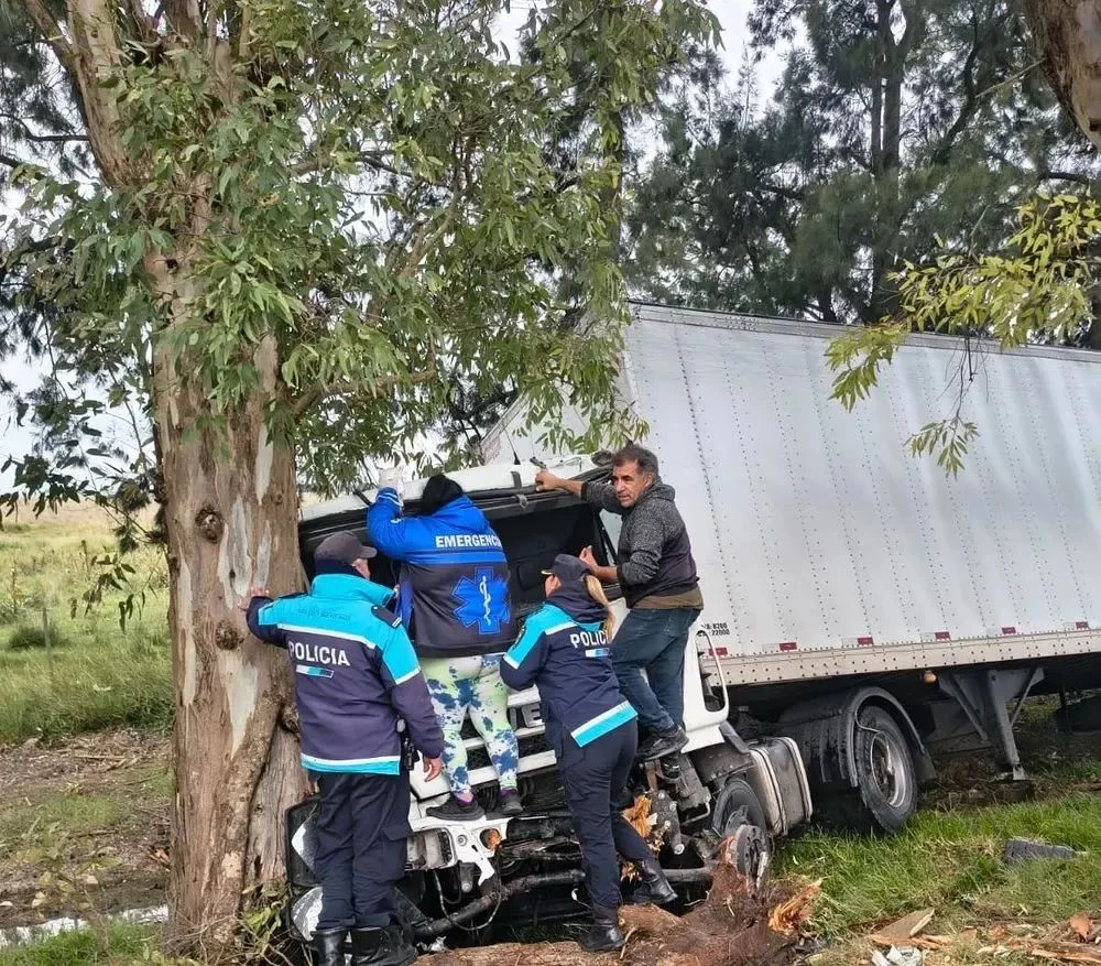 Camionero salía de Mar del Plata, chocó y quedó atrapado: impresionante rescate