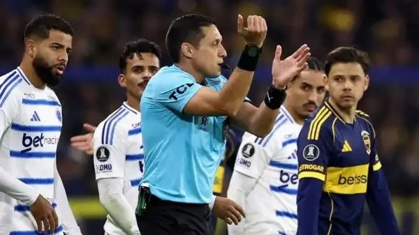 Mismos árbitros, diferentes criterios: los audios del VAR que enojaron más a los hinchas de Boca