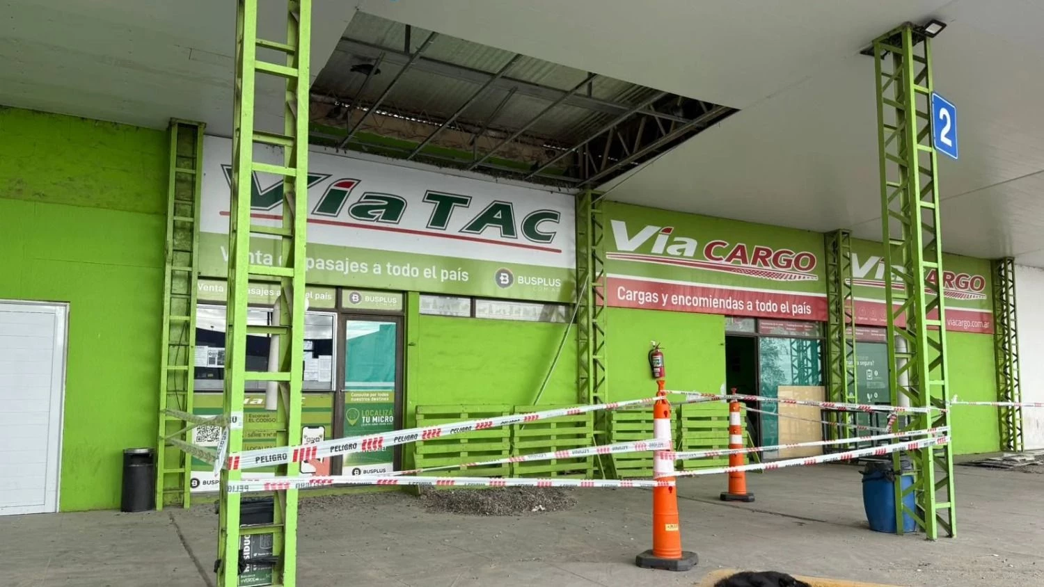 Se derrumbó parte del techo de la Terminal de Balcarce por la acumulación de excremento de paloma